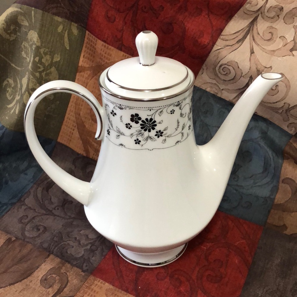 ✨EUC✨Noritake ✨Vintage Teapot/Coffee Pot, “Black Lace”Pattern.